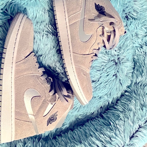 SWEET!!Worn 1x Jordan One’s Zoom Air Comfort Gray w/ Silver. Women’s size 10.5 - Picture 6 of 10